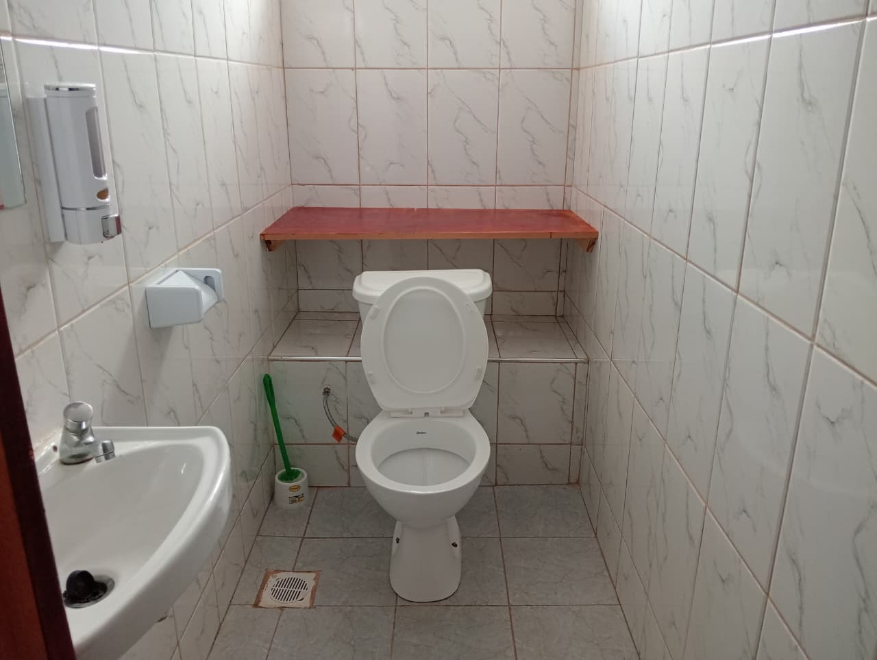 Washrooms Photo 4